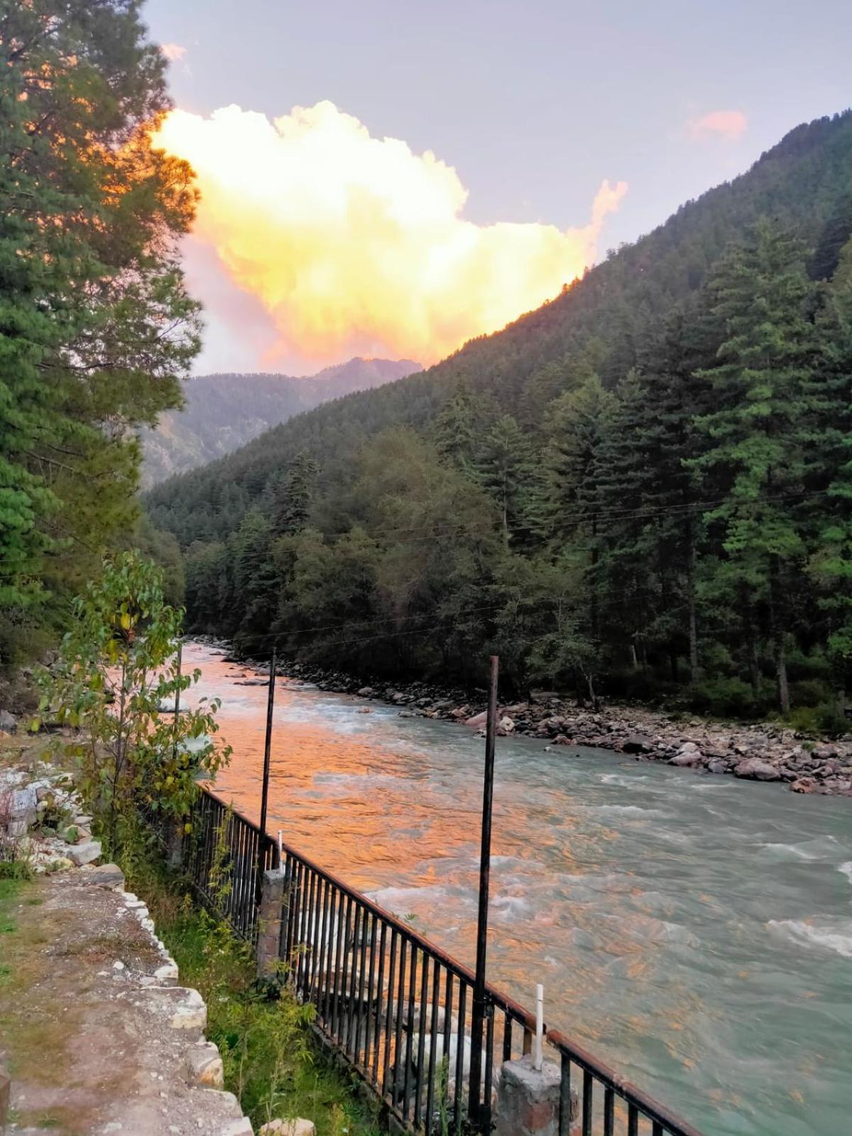 The White House Hotel Kasol Exterior photo